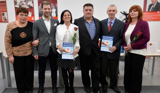 Crveni kriz, Zagreb – Udruga hrvatskih pacijenata je povodom 24. Svjetskog dana bolesnika dodijelila zahvalnicu za najsestru i najlijecnika kako bi potaknuli drustvo na manje pohlepe i osobnih interesa a na vise solidarnosti, humanosti, plemenitosti i zah