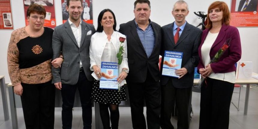 Crveni kriz, Zagreb – Udruga hrvatskih pacijenata je povodom 24. Svjetskog dana bolesnika dodijelila zahvalnicu za najsestru i najlijecnika kako bi potaknuli drustvo na manje pohlepe i osobnih interesa a na vise solidarnosti, humanosti, plemenitosti i zah
