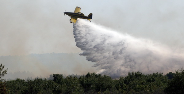 Zadar, 240809.
Veliki pozar kod Smokovica i Zemunika pokraj Zadra gase cetiri kanadera i dva air traktora. Gori nisko raslinje, a vatra je zaprijetila vojnoj pisti. Vjetar otezava gasenje.
Foto: Branislav Grgurovic / CROPIX Zadar, 240809.
Veliki pozar kod Smokovica i Zemunika pokraj Zadra gase cetiri kanadera i dva air traktora. Gori nisko raslinje, a vatra je zaprijetila vojnoj pisti. Vjetar otezava gasenje.
Foto: Branislav Grgurovic / CROPIX