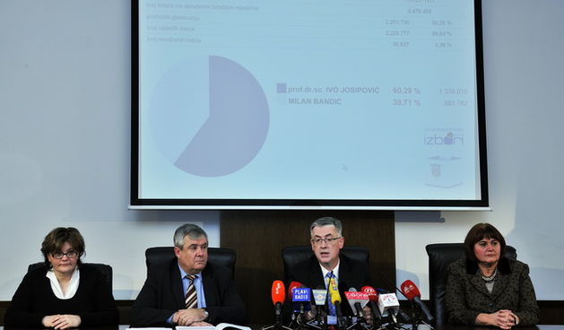 Zagreb, 100110
Sabor RH.
Drzavno izborno povjerenstvo na celu sa predsjednikom Brankom Hrvatinom iznosi prve nesluzbene rezultate drugog kruga predsjednickih izbora.
Na slici: Izborno povjerenstvo.
Foto: Boris Kovacev / CROPIX