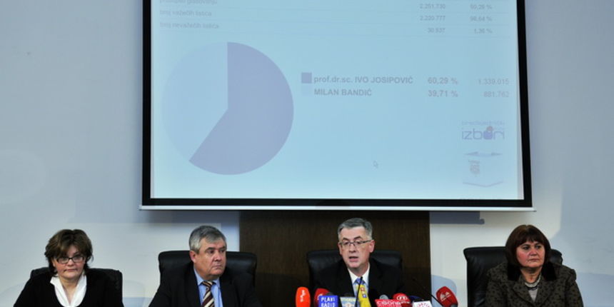 Zagreb, 100110
Sabor RH.
Drzavno izborno povjerenstvo na celu sa predsjednikom Brankom Hrvatinom iznosi prve nesluzbene rezultate drugog kruga predsjednickih izbora.
Na slici: Izborno povjerenstvo.
Foto: Boris Kovacev / CROPIX Zagreb, 100110
Sabor RH.
Drzavno izborno povjerenstvo na celu sa predsjednikom Brankom Hrvatinom iznosi prve nesluzbene rezultate drugog kruga predsjednickih izbora.
Na slici: Izborno povjerenstvo.
Foto: Boris Kovacev / CROPIX