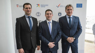 Ministar Oleg Butković potpisao ugovore za izgradnju trajektne luke Tkon i sanaciju luka Turanj, Mandre i Petrčane Ministar Oleg Butković potpisao ugovore za izgradnju trajektne luke Tkon i sanaciju luka Turanj, Mandre i Petrčane