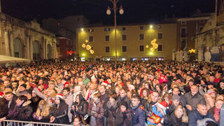 Doček 2017: Najluđa noć na zadarskom Poluotoku privukla više tisuća Zadrana i gostiju Doček 2017: Najluđa noć na zadarskom Poluotoku privukla više tisuća Zadrana i gostiju