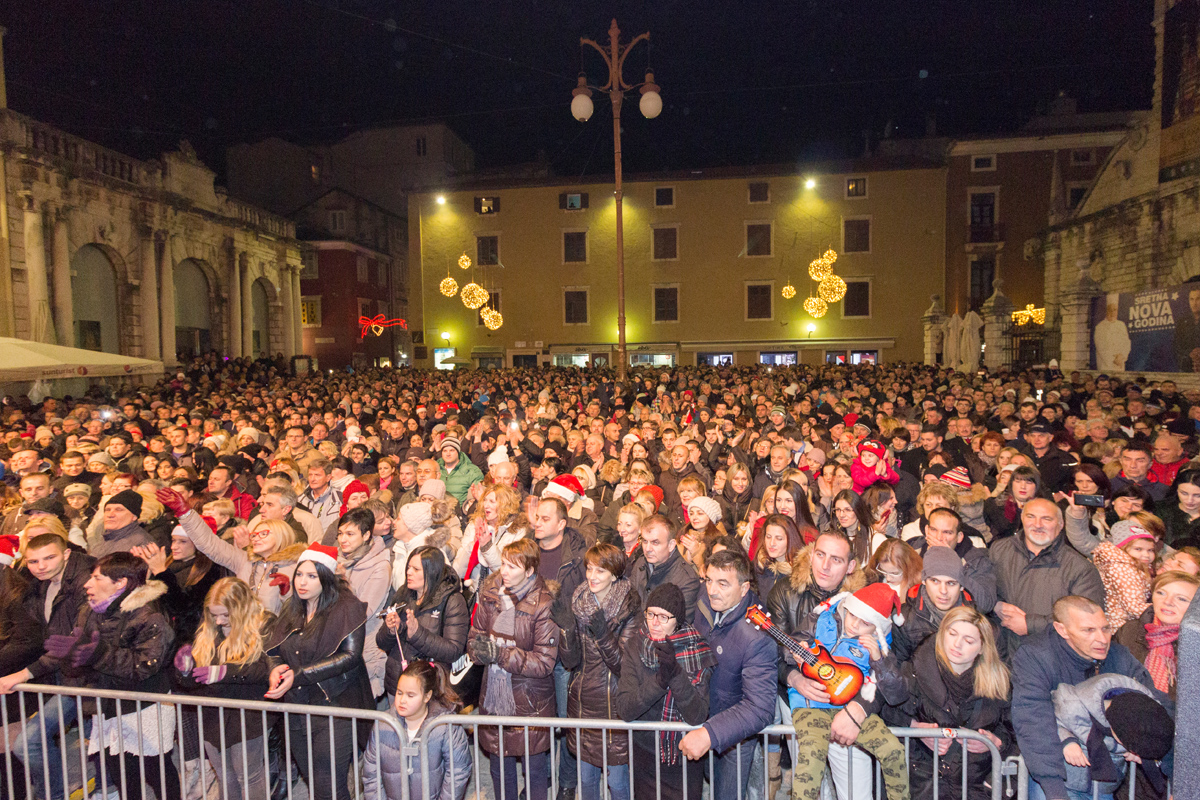 Doček 2017: Najluđa noć na zadarskom Poluotoku privukla više tisuća Zadrana i gostiju Doček 2017: Najluđa noć na zadarskom Poluotoku privukla više tisuća Zadrana i gostiju