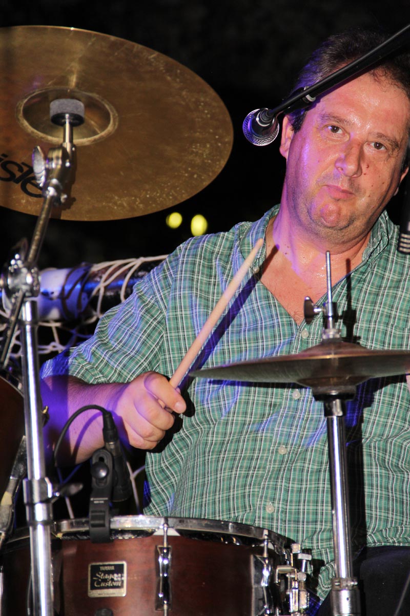 Na Stanovima se Kraljica mira slavi već preko 20 godina, a sinoćnjim misnim slavljem, procesijom i kasnije koncertom na školskom igralištu Stanarci su proslavili još jednu feštu. Koncert su održali grupa Dalmatico i Ivica Sikirić Ićo, foto: I. Perinčić Na Stanovima se Kraljica mira slavi već preko 20 godina, a sinoćnjim misnim slavljem, procesijom i kasnije koncertom na školskom igralištu Stanarci su proslavili još jednu feštu. Koncert su održali grupa Dalmatico i Ivica Sikirić Ićo, foto: I. Perinčić