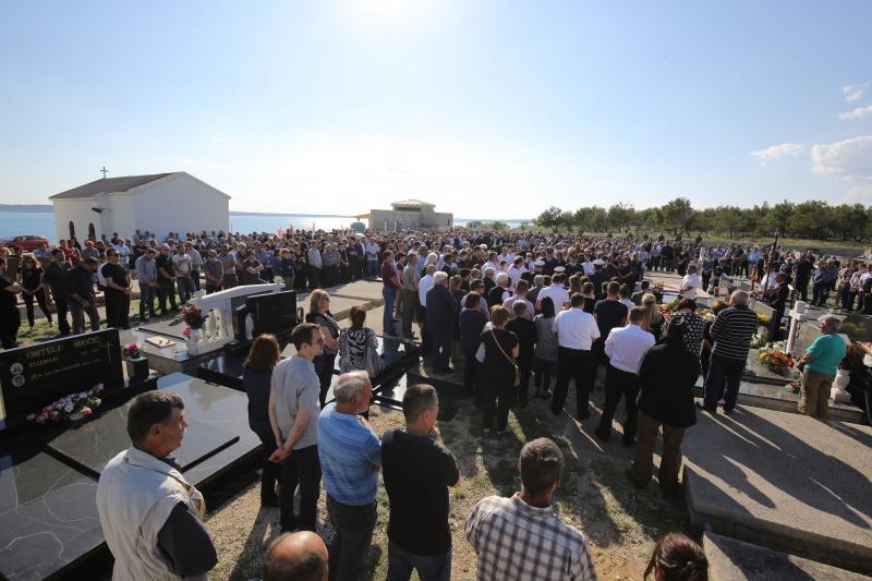 Mirko Miočić ispraćen na posljednji počinak na mjesnom groblju u Rtini Mirko Miočić ispraćen na posljednji počinak na mjesnom groblju u Rtini