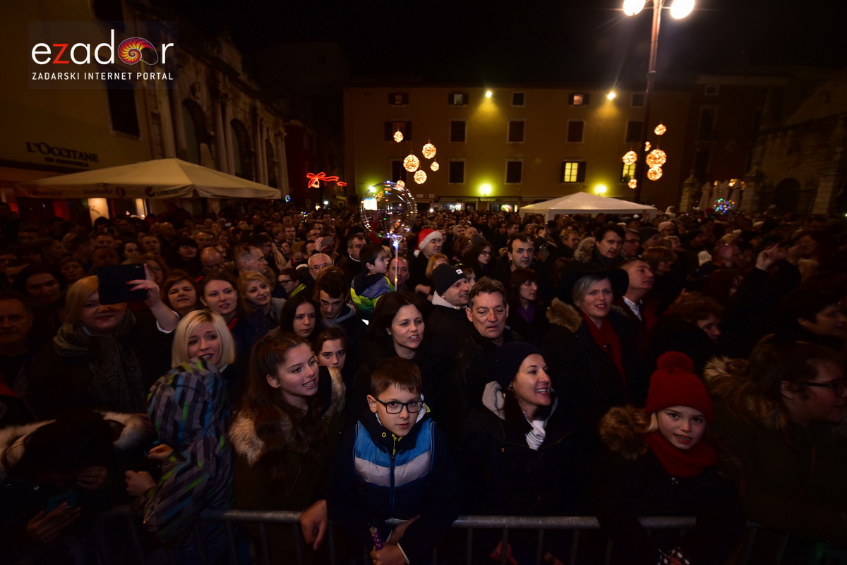 Tisuće Zadrana uživalo na krcatom Narodnom trgu i Tgu Petra Zoranića uz Tomislava Bralića i klapu Intrade Tisuće Zadrana uživalo na krcatom Narodnom trgu i Tgu Petra Zoranića uz Tomislava Bralića i klapu Intrade