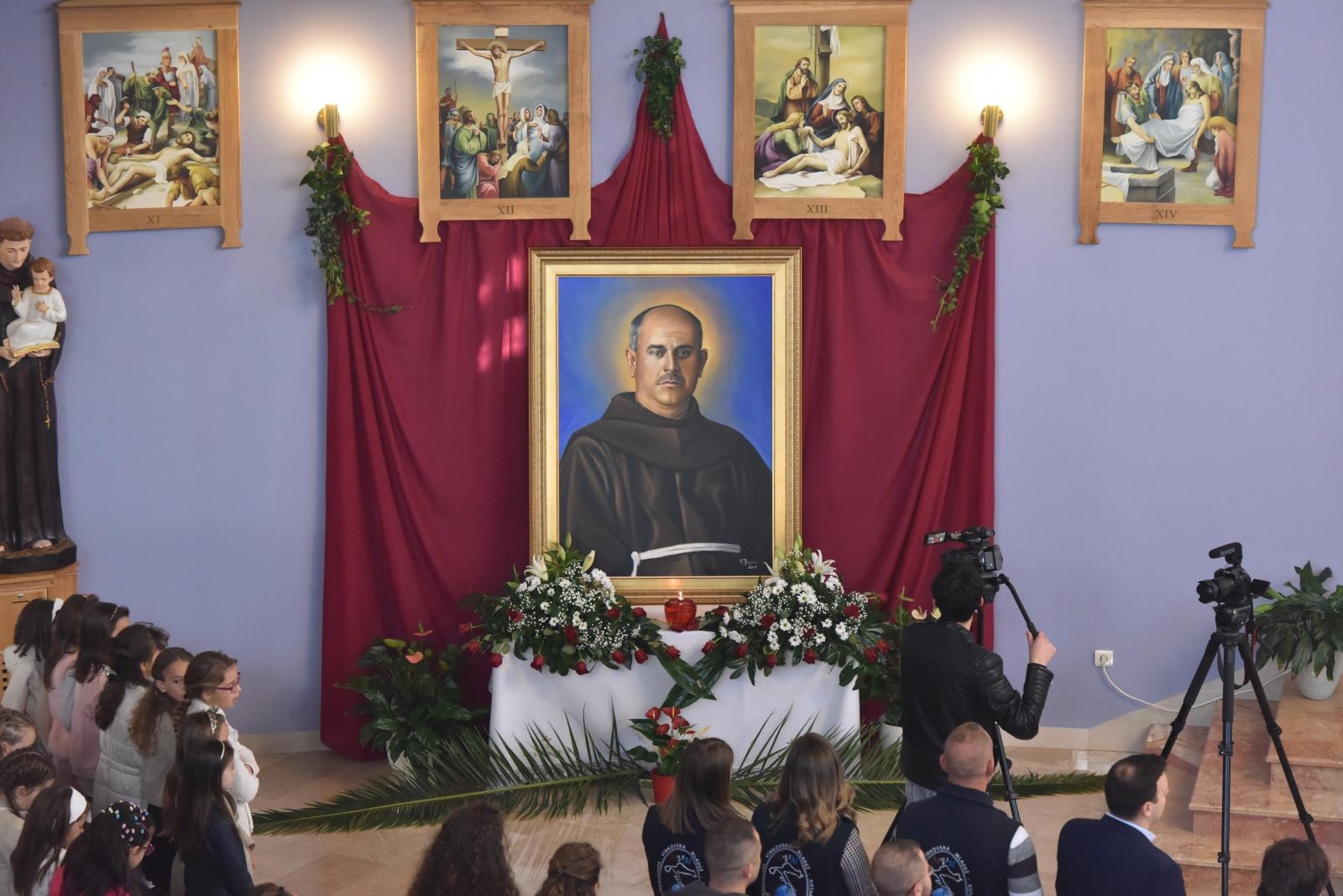 Zadarski nadbiskup Puljić predvodio svetu misu u Kistanjama povodom obilježavanja obljetnice proglašenja blaženim Serafina Kodića Zadarski nadbiskup Puljić predvodio svetu misu u Kistanjama povodom obilježavanja obljetnice proglašenja blaženim Serafina Kodića