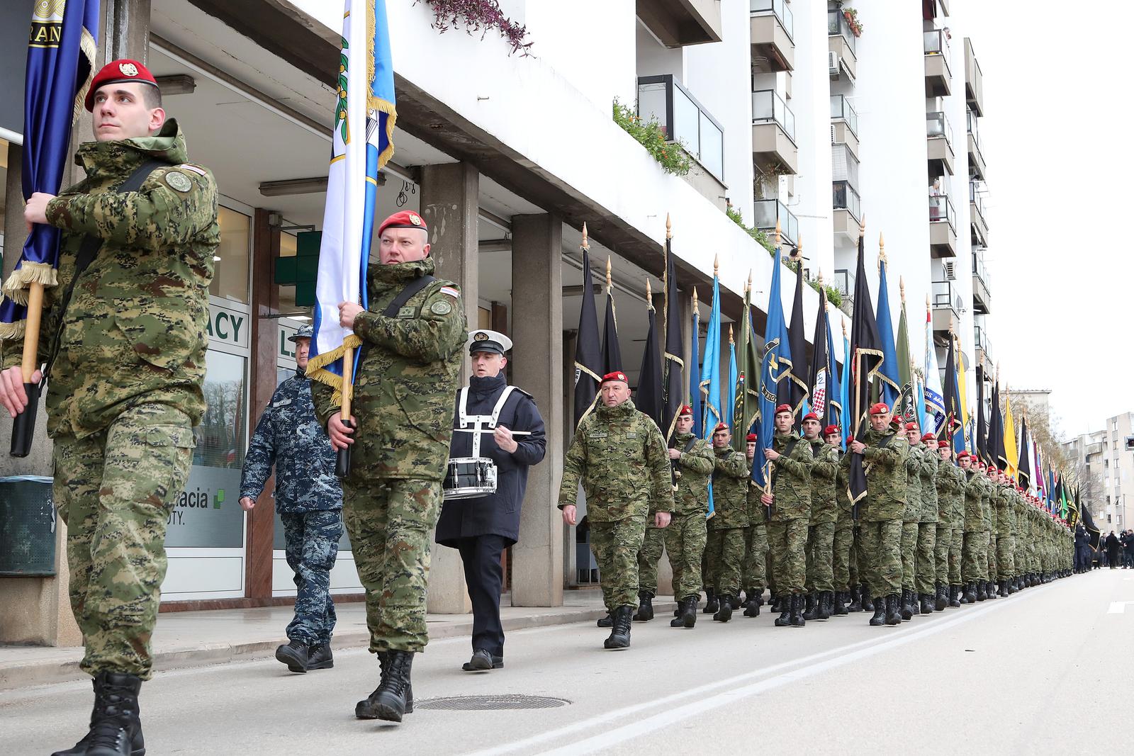 Mimohod pripadnika OSRH i MUP-a s ratnim zastavama povodom 30. obljetnice VRO Maslenica Mimohod pripadnika OSRH i MUP-a s ratnim zastavama povodom 30. obljetnice VRO Maslenica