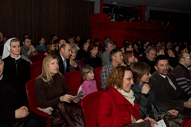 HNK Zadar: “Ljubi s ljubavlju”, foto: Leo Banić HNK Zadar: “Ljubi s ljubavlju”, foto: Leo Banić