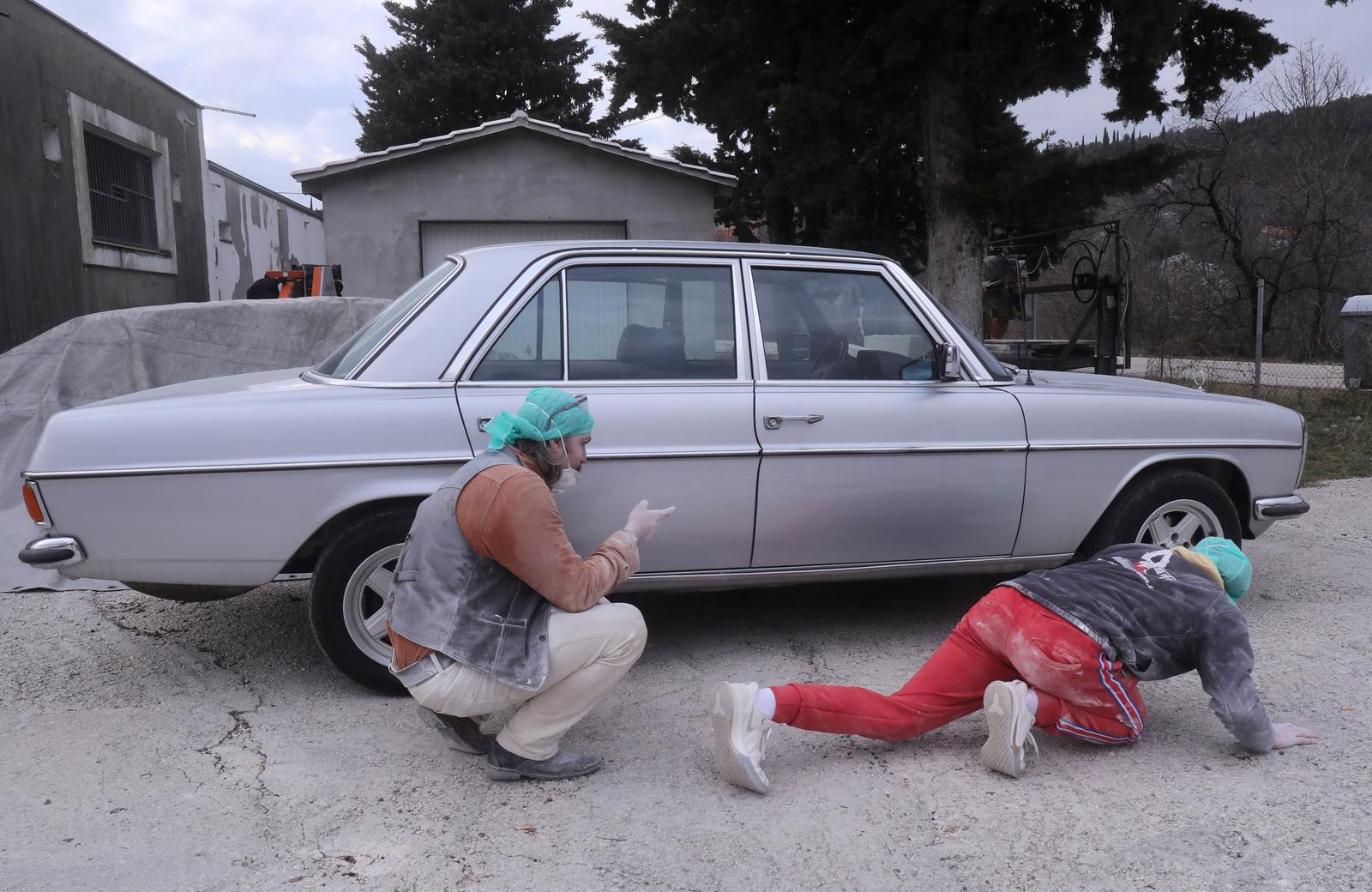 Mladi europski kipari stigli u Imotski, punom parom rade spomenik kultnom Mercedesu Mladi europski kipari stigli u Imotski, punom parom rade spomenik kultnom Mercedesu