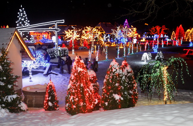 Cazma, 161209.
Grabovnica pokraj Cazme – Bozicna prica obitelji Salaj.
Zlatko Salaj ukrasio je i ove godine cijelo imanje s oko 1 milijun lampica. 
Za posjetitelje ce imanje biti otvoreno od subote 19.12. – 06. sijecnja od 17 h -21h.
Foto: Goran Mehkek /