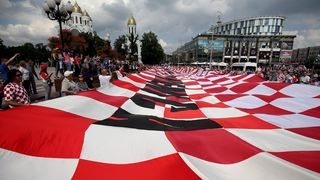 U Fun zoni u Kalinjingradu hrvatski navijači razvili 96-metarsku zastavu