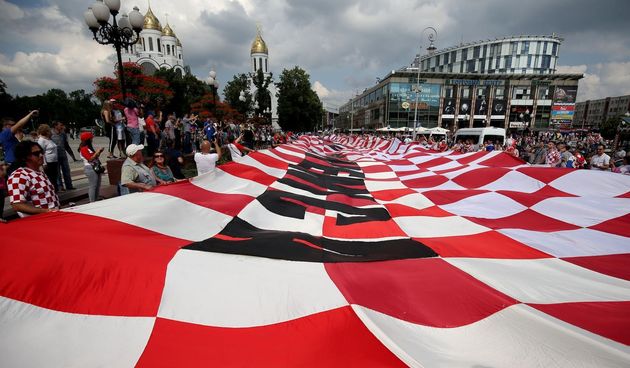 U Fun zoni u Kalinjingradu hrvatski navijači razvili 96-metarsku zastavu