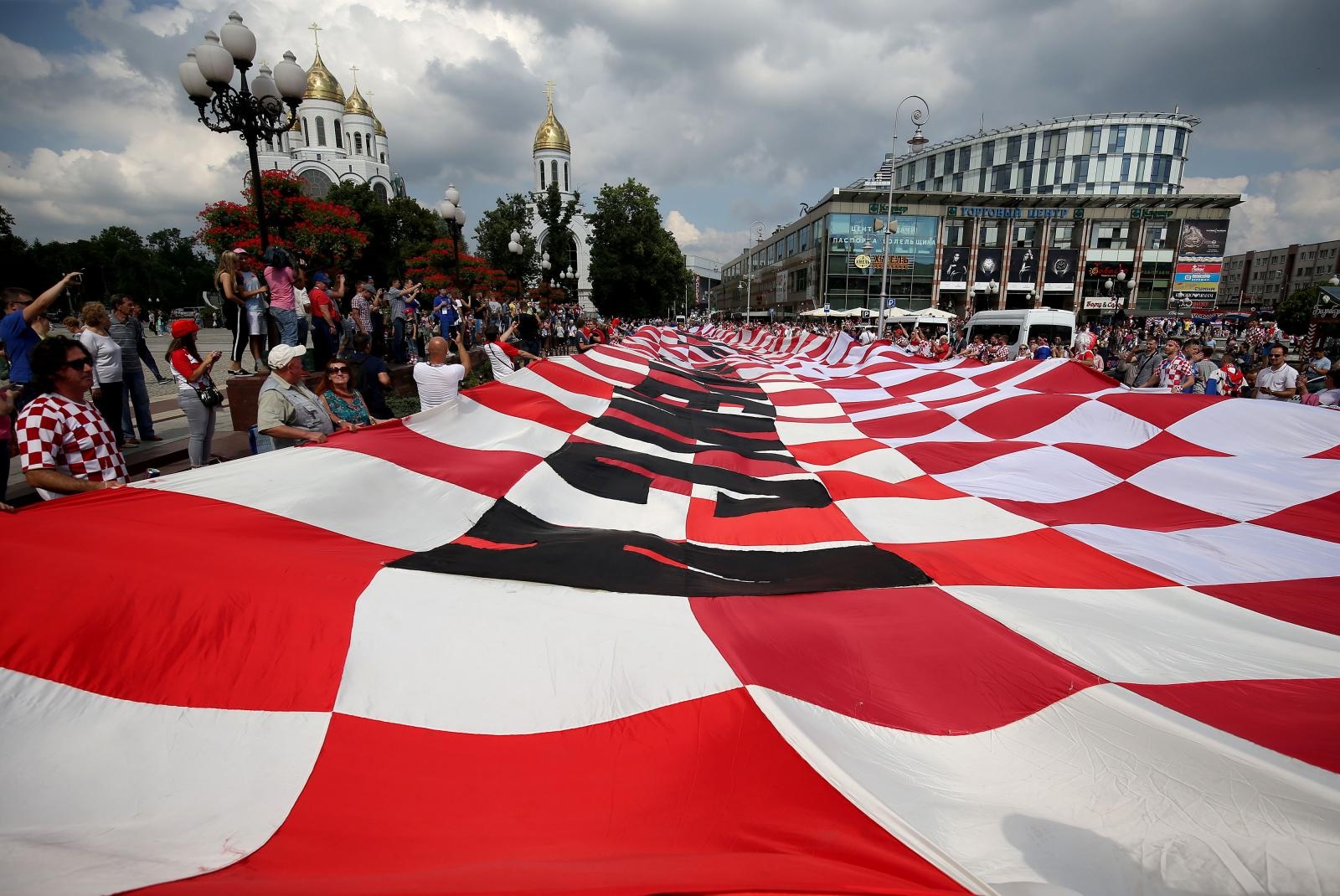 U Fun zoni u Kalinjingradu hrvatski navijači razvili 96-metarsku zastavu