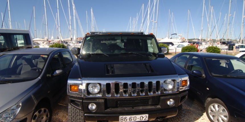Zadar, 190709. Terenac Hummer koji se nalazi u marini Dalmacija navodno je u vlasnistvu Cece Raznjatovic koja krstari zadarskim arhipelagom. Foto: Andrija Lucic / CROPIX Zadar, 190709. Terenac Hummer koji se nalazi u marini Dalmacija navodno je u vlasnistvu Cece Raznjatovic koja krstari zadarskim arhipelagom. Foto: Andrija Lucic / CROPIX