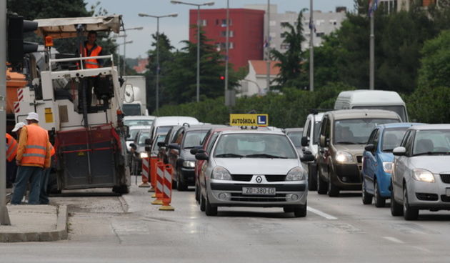 Zadar, 110510.
Zbog redovitog odrzavanja zadarskih prometnica na najprometnijim ulicama stvaraju se povremene guzve.
Na fotografiji: guzva u ulici Andrije Starcevica.
Foto: Vladimir Ivanov / CROPIX