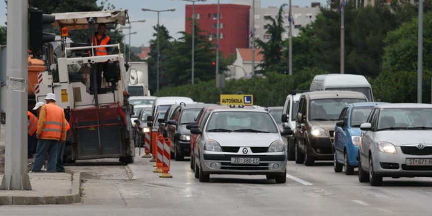 Zadar, 110510.
Zbog redovitog odrzavanja zadarskih prometnica na najprometnijim ulicama stvaraju se povremene guzve.
Na fotografiji: guzva u ulici Andrije Starcevica.
Foto: Vladimir Ivanov / CROPIX Zadar, 110510.
Zbog redovitog odrzavanja zadarskih prometnica na najprometnijim ulicama stvaraju se povremene guzve.
Na fotografiji: guzva u ulici Andrije Starcevica.
Foto: Vladimir Ivanov / CROPIX