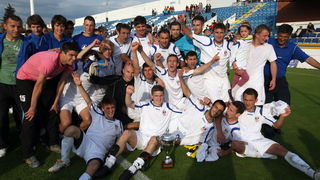 Zadar, 190510.
Nogometni stadion na Stanovima. Nogometna utakmica finala kupa Zadarske zupanije izmedju Zadra i Velebita iz Benkovca. Benkovcani su slavili nakon jedanajsteraca.
Na fotografiji: slavlje benkovcana.
Foto: Vladimir Ivanov / CROPIX Zadar, 190510.
Nogometni stadion na Stanovima. Nogometna utakmica finala kupa Zadarske zupanije izmedju Zadra i Velebita iz Benkovca. Benkovcani su slavili nakon jedanajsteraca.
Na fotografiji: slavlje benkovcana.
Foto: Vladimir Ivanov / CROPIX