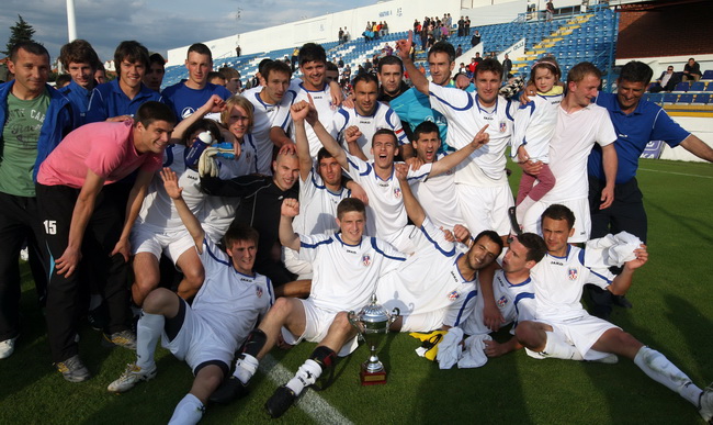 Zadar, 190510.
Nogometni stadion na Stanovima. Nogometna utakmica finala kupa Zadarske zupanije izmedju Zadra i Velebita iz Benkovca. Benkovcani su slavili nakon jedanajsteraca.
Na fotografiji: slavlje benkovcana.
Foto: Vladimir Ivanov / CROPIX Zadar, 190510.
Nogometni stadion na Stanovima. Nogometna utakmica finala kupa Zadarske zupanije izmedju Zadra i Velebita iz Benkovca. Benkovcani su slavili nakon jedanajsteraca.
Na fotografiji: slavlje benkovcana.
Foto: Vladimir Ivanov / CROPIX