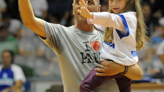 Zadar, 230912
Dvorana Jazine.
Humanitarna utakmica “Za Stephanie smo vratili kosarku u Jazine” na kojoj su nastupile brojne bivse zvijezde KK Zadra poput Dina Radje, Arijana Komazeca, Gordana Giriceka i drugih.
Na fotografiji: voditelj Igor Jelenic Toto Zadar, 230912
Dvorana Jazine.
Humanitarna utakmica “Za Stephanie smo vratili kosarku u Jazine” na kojoj su nastupile brojne bivse zvijezde KK Zadra poput Dina Radje, Arijana Komazeca, Gordana Giriceka i drugih.
Na fotografiji: voditelj Igor Jelenic Toto