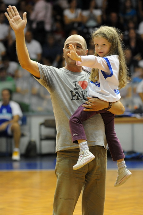 Zadar, 230912
Dvorana Jazine.
Humanitarna utakmica “Za Stephanie smo vratili kosarku u Jazine” na kojoj su nastupile brojne bivse zvijezde KK Zadra poput Dina Radje, Arijana Komazeca, Gordana Giriceka i drugih.
Na fotografiji: voditelj Igor Jelenic Toto Zadar, 230912
Dvorana Jazine.
Humanitarna utakmica “Za Stephanie smo vratili kosarku u Jazine” na kojoj su nastupile brojne bivse zvijezde KK Zadra poput Dina Radje, Arijana Komazeca, Gordana Giriceka i drugih.
Na fotografiji: voditelj Igor Jelenic Toto
