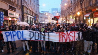 Zagreb, 220213.
Tristotinjak prosvjednika prosetalo je ulicama Zagreba u sklopu prosvjeda koji su organizirale skupine Occupy Croatia i Anonymous Hrvatska. U prosvjednoj setnji na nekoliko minuta zastali su uz zgrade Narodne banke, HDZ-a i SDP-a.
Na fotog Zagreb, 220213.
Tristotinjak prosvjednika prosetalo je ulicama Zagreba u sklopu prosvjeda koji su organizirale skupine Occupy Croatia i Anonymous Hrvatska. U prosvjednoj setnji na nekoliko minuta zastali su uz zgrade Narodne banke, HDZ-a i SDP-a.
Na fotog