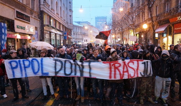 Zagreb, 220213.
Tristotinjak prosvjednika prosetalo je ulicama Zagreba u sklopu prosvjeda koji su organizirale skupine Occupy Croatia i Anonymous Hrvatska. U prosvjednoj setnji na nekoliko minuta zastali su uz zgrade Narodne banke, HDZ-a i SDP-a.
Na fotog