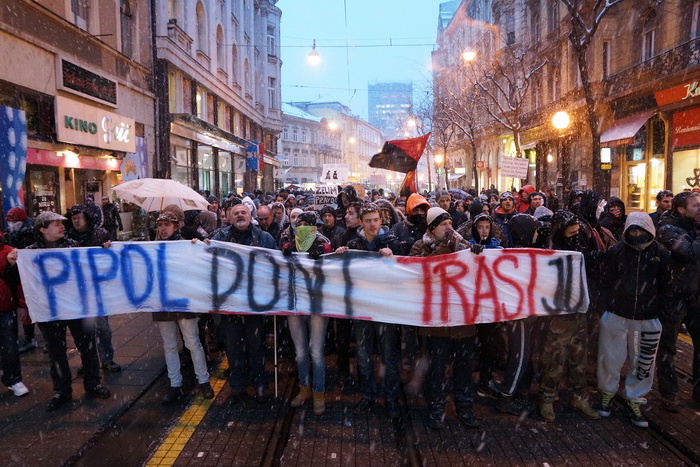 Zagreb, 220213.
Tristotinjak prosvjednika prosetalo je ulicama Zagreba u sklopu prosvjeda koji su organizirale skupine Occupy Croatia i Anonymous Hrvatska. U prosvjednoj setnji na nekoliko minuta zastali su uz zgrade Narodne banke, HDZ-a i SDP-a.
Na fotog Zagreb, 220213.
Tristotinjak prosvjednika prosetalo je ulicama Zagreba u sklopu prosvjeda koji su organizirale skupine Occupy Croatia i Anonymous Hrvatska. U prosvjednoj setnji na nekoliko minuta zastali su uz zgrade Narodne banke, HDZ-a i SDP-a.
Na fotog