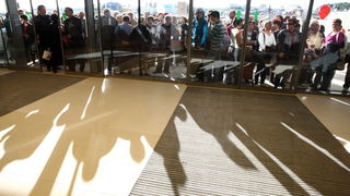 Zadar, 111110.
U zadru je  otvoren shoping centar Supernova, cije je otvaranje bilo najavljeno je za 09, pa za 14 sati, a otvoren  je malo prije 16 sati zbog tehnickog pregleda zgrade.
Na fotografiji: prvi kupci u supernovi cekaju ispred vrata.
Foto: Vlad