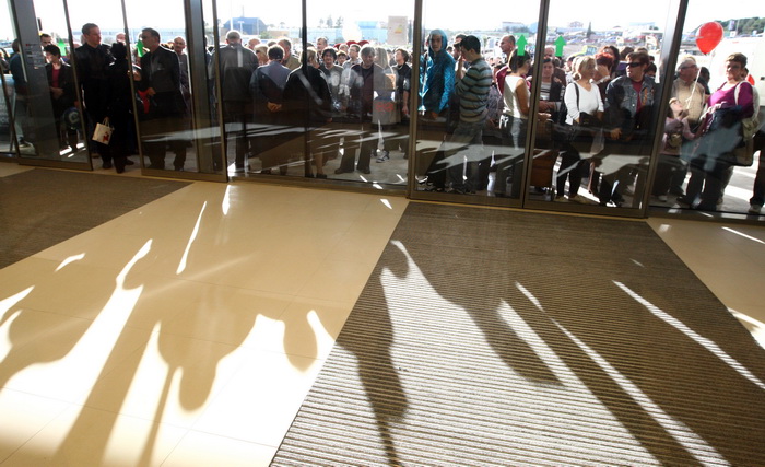 Zadar, 111110.
U zadru je  otvoren shoping centar Supernova, cije je otvaranje bilo najavljeno je za 09, pa za 14 sati, a otvoren  je malo prije 16 sati zbog tehnickog pregleda zgrade.
Na fotografiji: prvi kupci u supernovi cekaju ispred vrata.
Foto: Vlad