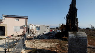 Vir, 190213.
Otok Vir. 
Kao sto je i najavljeno, pocelo je rusenje ilegalnih objekata. Polazisna tocka bagera je otok Vir na kojem je oko 8.000 bespravno izgradjenih objekata. Nesto prije 9 sati prvi je bager stigao na taj otok. Policija asistira na podru