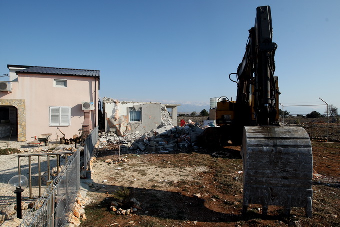 Vir, 190213.
Otok Vir. 
Kao sto je i najavljeno, pocelo je rusenje ilegalnih objekata. Polazisna tocka bagera je otok Vir na kojem je oko 8.000 bespravno izgradjenih objekata. Nesto prije 9 sati prvi je bager stigao na taj otok. Policija asistira na podru