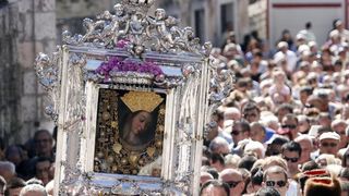 Slika Čudotvorne Gospe Sinjske u svečanoj procesiji ulicama Sinja, Foto: Tino Jurić/PIXSELL
