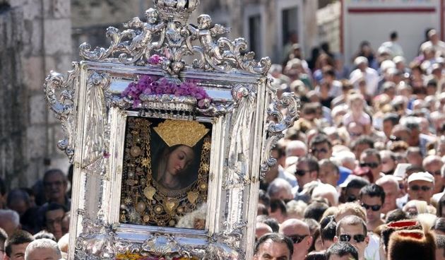 Slika Čudotvorne Gospe Sinjske u svečanoj procesiji ulicama Sinja, Foto: Tino Jurić/PIXSELL