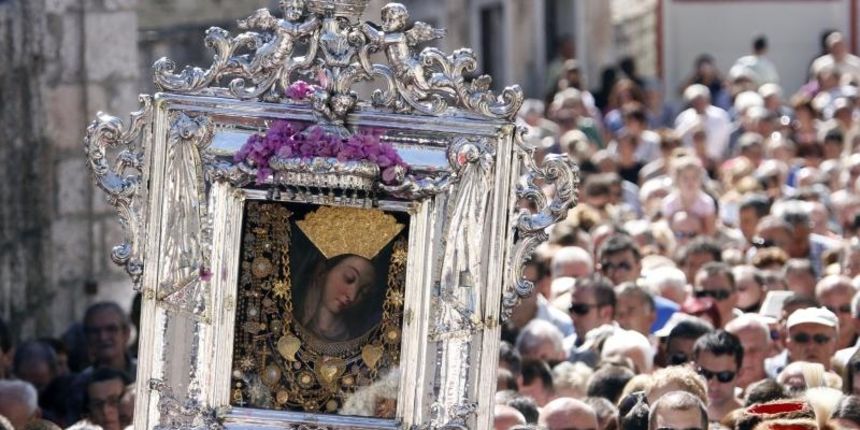 Slika Čudotvorne Gospe Sinjske u svečanoj procesiji ulicama Sinja, Foto: Tino Jurić/PIXSELL