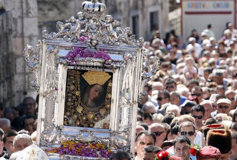 Slika Čudotvorne Gospe Sinjske u svečanoj procesiji ulicama Sinja, Foto: Tino Jurić/PIXSELL