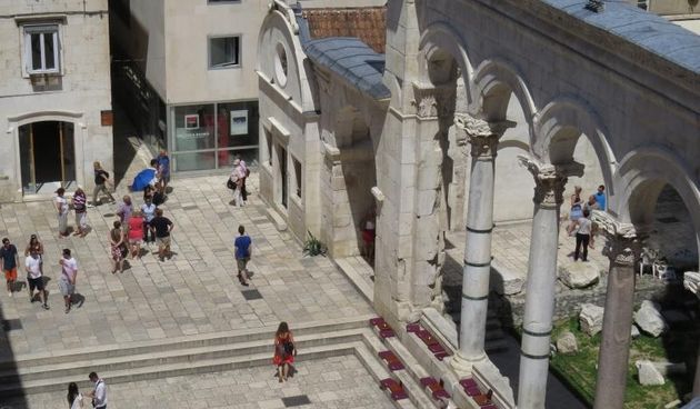 Split – Dioklecijanova palaca je anticka palaca cara Dioklecijana u Splitu. Oko 300. godine podigao ju je rimski car Dioklecijan i u njoj boravio nakon povlacenja s prijestolja (305.) do smrti (316.). Sagradjena je u uvali poluotoka 5 km jugozapadno od Sa