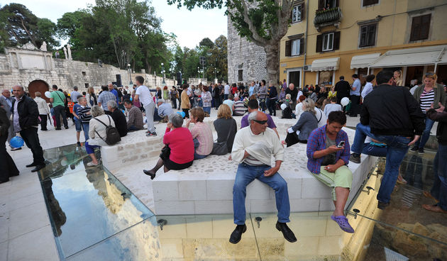 Nakon dvije godine radova vrijednih 9,5 milijuna kuna, veceras je uz prigodnu festu otvoren Trg Petra Zoranica. Otvorenje su pratili nastupi plesnih skupina i klapa medju kojima i klapa Intrade. Na fotografiji: festa na Trgu Petra Zoranica Foto: Luka Gerl