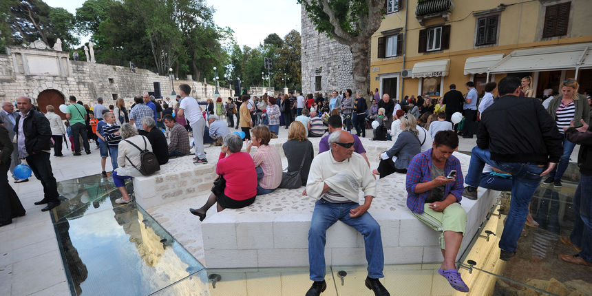 Nakon dvije godine radova vrijednih 9,5 milijuna kuna, veceras je uz prigodnu festu otvoren Trg Petra Zoranica. Otvorenje su pratili nastupi plesnih skupina i klapa medju kojima i klapa Intrade. Na fotografiji: festa na Trgu Petra Zoranica Foto: Luka Gerl