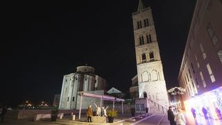 Građani na ulicama Zadra poštujući mjere dočekali 2021. godinu