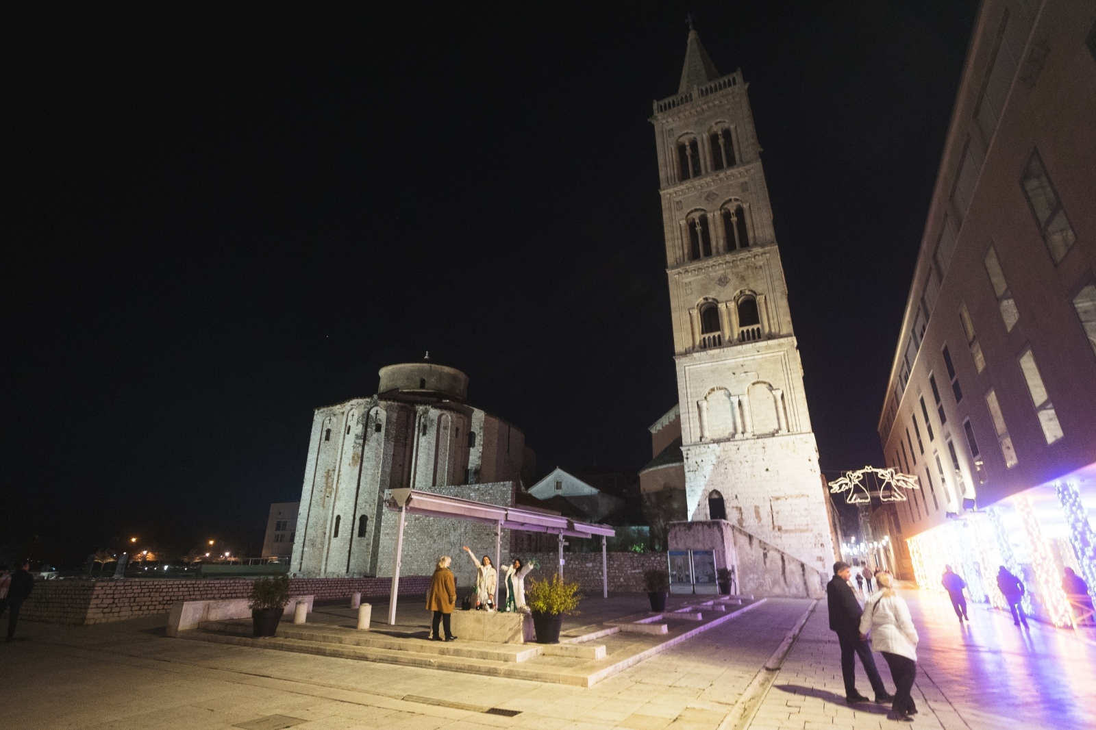 Građani na ulicama Zadra poštujući mjere dočekali 2021. godinu