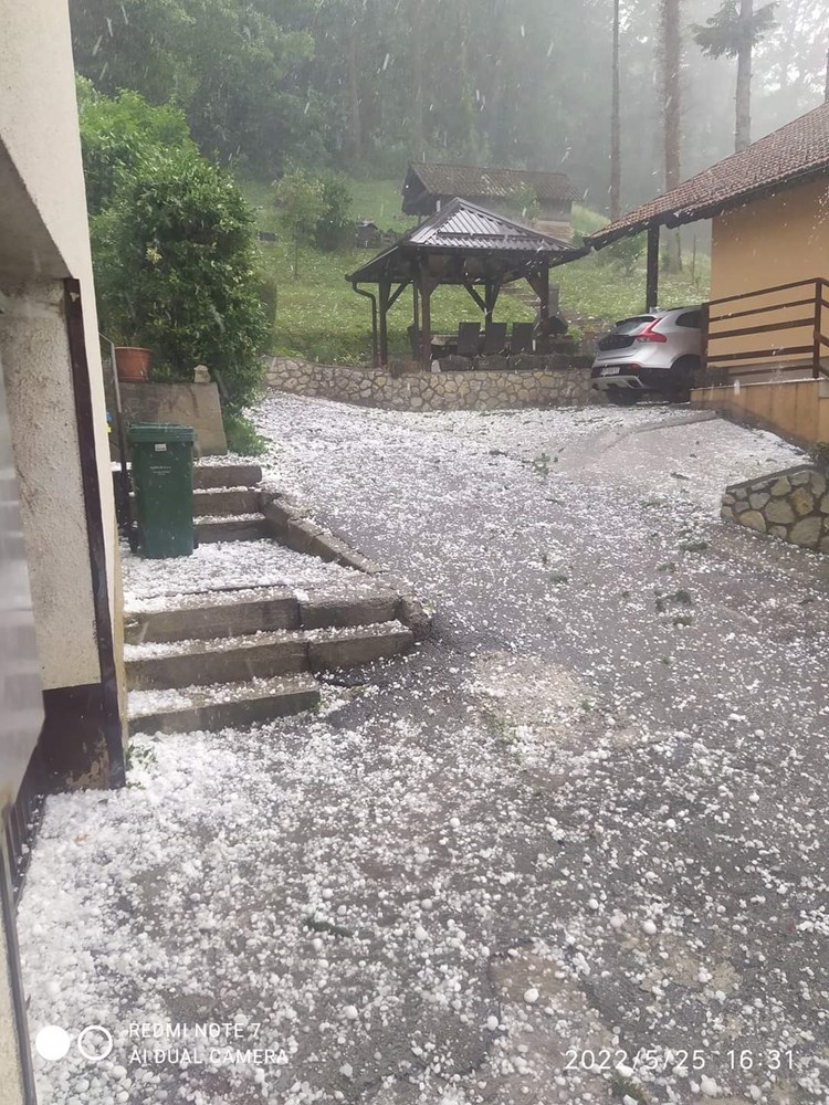 ogledajte posljedice olujnog nevremena koje je zahvatilo pet županija ogledajte posljedice olujnog nevremena koje je zahvatilo pet županija