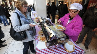 Zadar, 221212.
Predblagdansko subotnje jutro na zadarskom Poluotoku bilo je bogato raznim dogadjanjima. Na Kalelargi je Grad Zadar i udruga Svjetlo, u suradnji s brojnim zadarskim ugostiteljima organizirao bakalarijadu na kojoj se za 10kn mogao kupiti tan Zadar, 221212.
Predblagdansko subotnje jutro na zadarskom Poluotoku bilo je bogato raznim dogadjanjima. Na Kalelargi je Grad Zadar i udruga Svjetlo, u suradnji s brojnim zadarskim ugostiteljima organizirao bakalarijadu na kojoj se za 10kn mogao kupiti tan