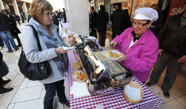 Zadar, 221212.
Predblagdansko subotnje jutro na zadarskom Poluotoku bilo je bogato raznim dogadjanjima. Na Kalelargi je Grad Zadar i udruga Svjetlo, u suradnji s brojnim zadarskim ugostiteljima organizirao bakalarijadu na kojoj se za 10kn mogao kupiti tan