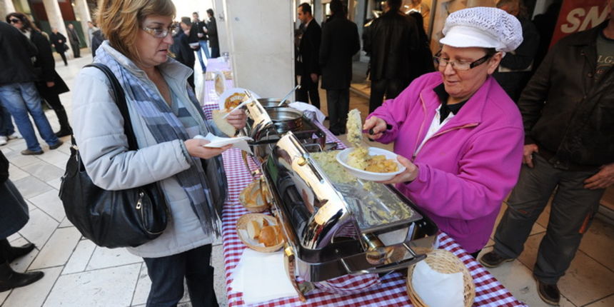 Zadar, 221212.
Predblagdansko subotnje jutro na zadarskom Poluotoku bilo je bogato raznim dogadjanjima. Na Kalelargi je Grad Zadar i udruga Svjetlo, u suradnji s brojnim zadarskim ugostiteljima organizirao bakalarijadu na kojoj se za 10kn mogao kupiti tan Zadar, 221212.
Predblagdansko subotnje jutro na zadarskom Poluotoku bilo je bogato raznim dogadjanjima. Na Kalelargi je Grad Zadar i udruga Svjetlo, u suradnji s brojnim zadarskim ugostiteljima organizirao bakalarijadu na kojoj se za 10kn mogao kupiti tan