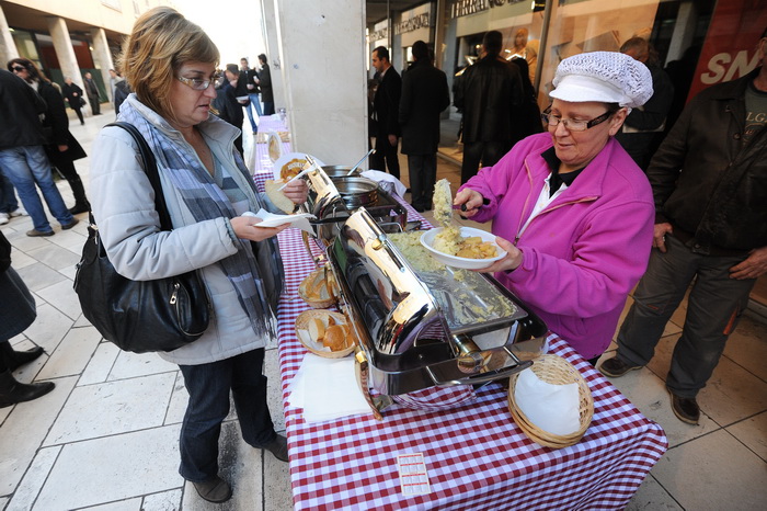 Zadar, 221212.
Predblagdansko subotnje jutro na zadarskom Poluotoku bilo je bogato raznim dogadjanjima. Na Kalelargi je Grad Zadar i udruga Svjetlo, u suradnji s brojnim zadarskim ugostiteljima organizirao bakalarijadu na kojoj se za 10kn mogao kupiti tan Zadar, 221212.
Predblagdansko subotnje jutro na zadarskom Poluotoku bilo je bogato raznim dogadjanjima. Na Kalelargi je Grad Zadar i udruga Svjetlo, u suradnji s brojnim zadarskim ugostiteljima organizirao bakalarijadu na kojoj se za 10kn mogao kupiti tan