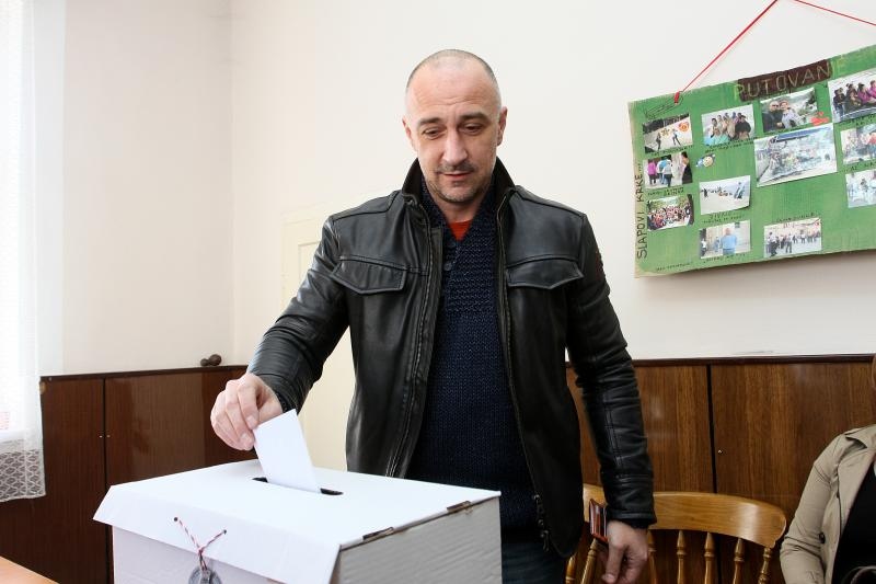 Osijek – Ministar gospodarstva Ivan Vrdoljak glasovao u drugom krugu predsjednickih izbora. Photo: Marko Mrkonjic/PIXSELL Osijek – Ministar gospodarstva Ivan Vrdoljak glasovao u drugom krugu predsjednickih izbora. Photo: Marko Mrkonjic/PIXSELL