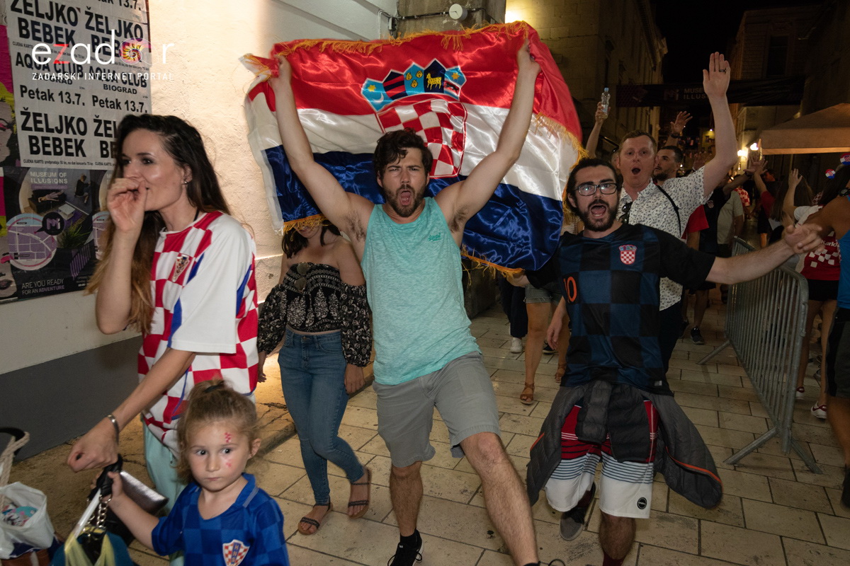 Čudesna noć: Velika fešta ulicama Zadra nakon plasmana Vatrenih u finale SP Čudesna noć: Velika fešta ulicama Zadra nakon plasmana Vatrenih u finale SP