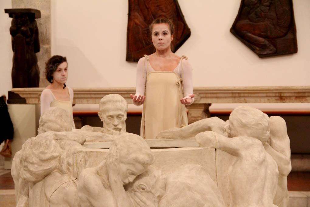 Glazbeno-plesni performans “Ona koja nosi”, foto: Iva Perinčić Glazbeno-plesni performans “Ona koja nosi”, foto: Iva Perinčić